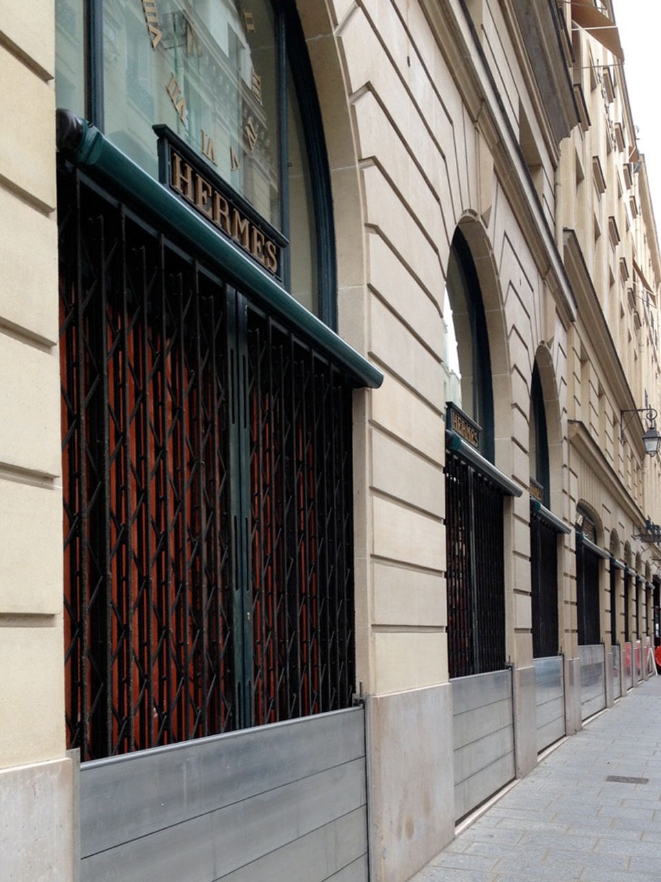 Boutique Hermes protégée par des batardeau à glissière