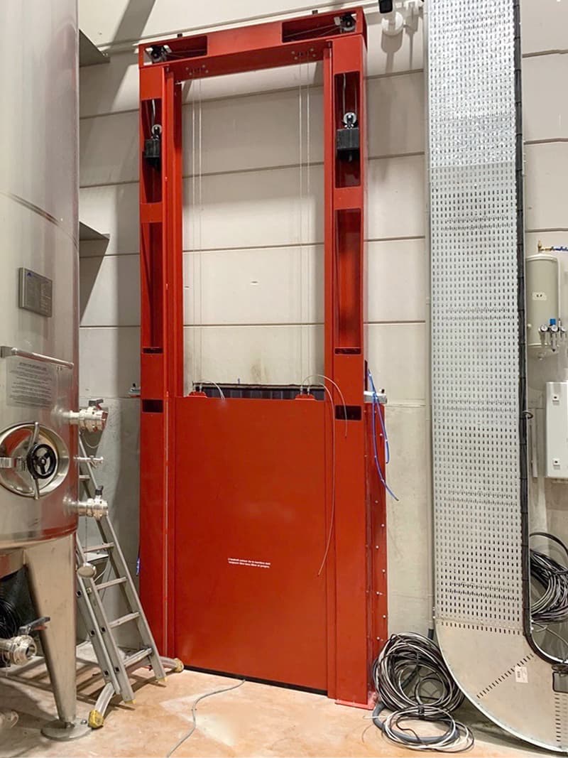 barrière de rétention des eaux d'extinctions installée dans un entrepôt Bardinet