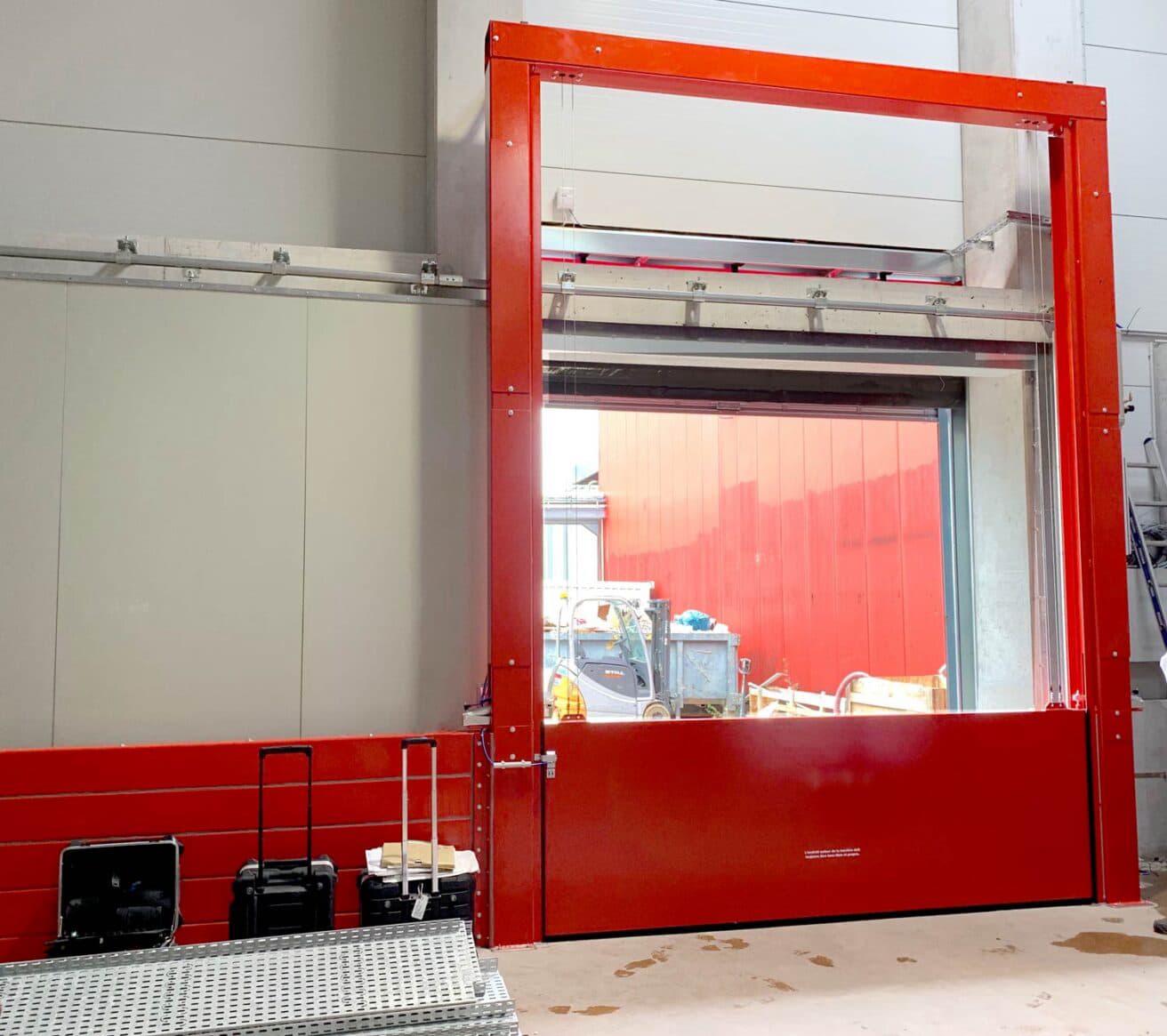 barrière de rétention des eaux d'extinctions installée dans un entrepôt Bardinet