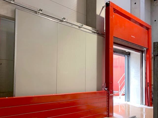 barrière de rétention des eaux d'extinctions installée dans un entrepôt Bardinet