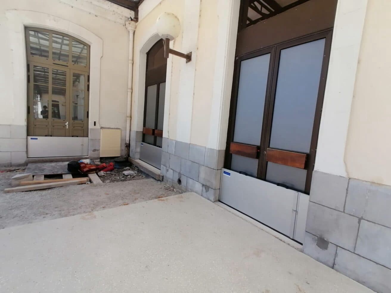 Ouvertures gare de Pau protégée par des batardeaux anti inondation