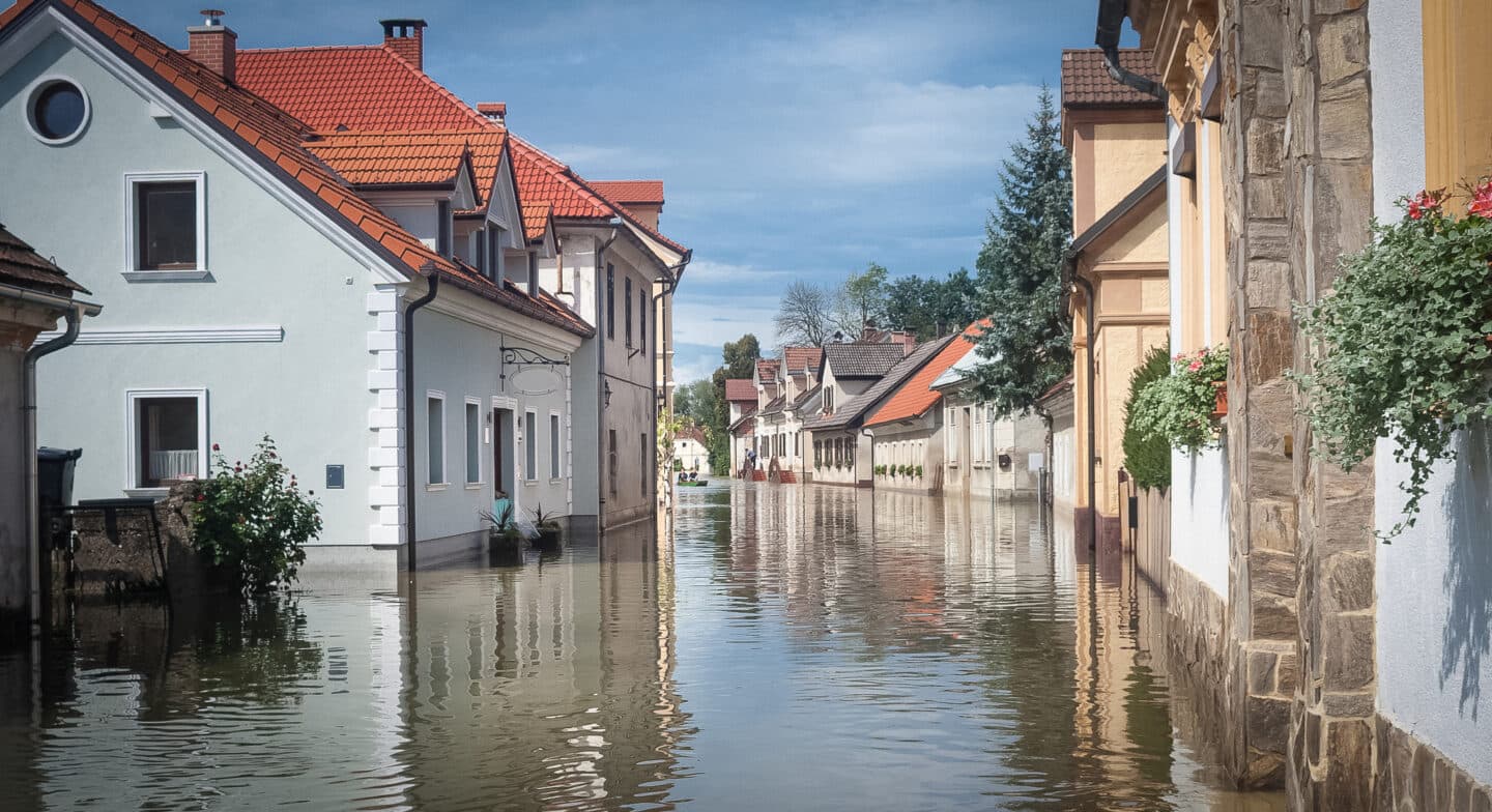 Rue avec des maisons inondées