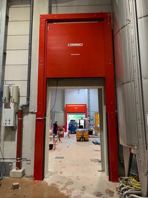 barrière de rétention des eaux d'extinctions installée dans un entrepôt Bardinet